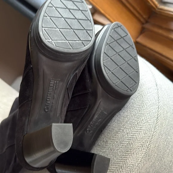 La Canadienne Elegant Black Knee-High Women's Boots - Picture 7 of 10